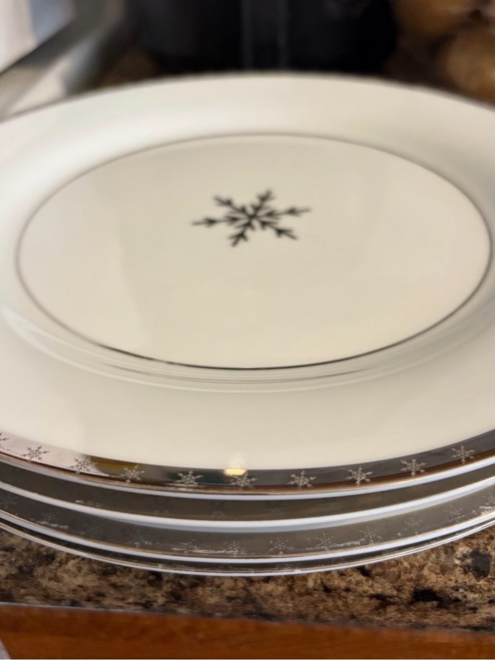 Elegant White Snowflake Dinner Plate - Set of 3